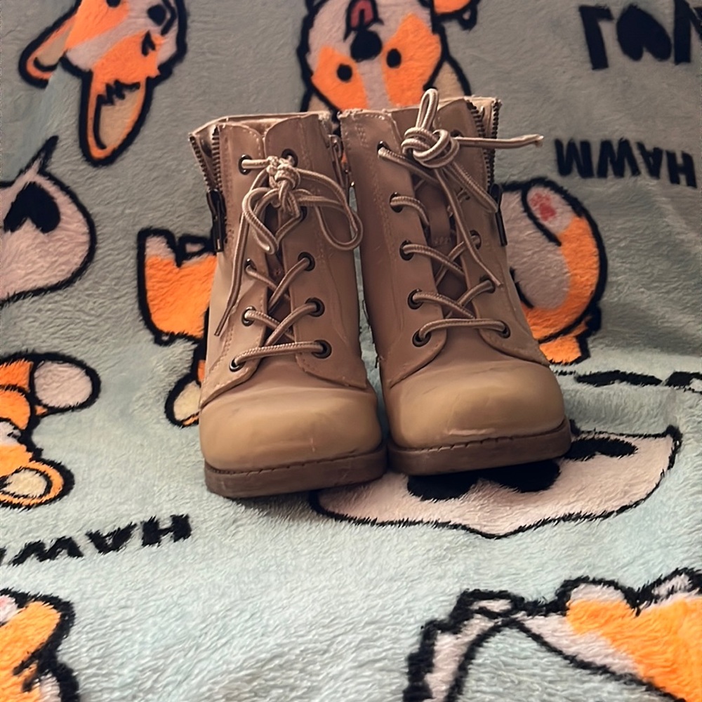 Pop girls shoes size 4